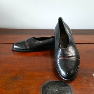 Vintage Joan and David black leather flats 🖤